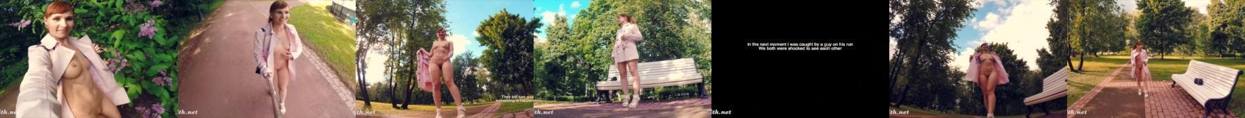 Zwykła, ruda dziewczyna chodzi nago po parku